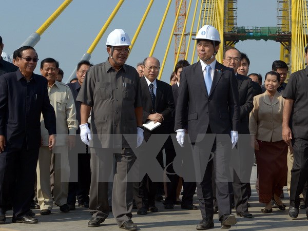 Thủ tướng Campuchia Hun Sen (giữa, trái) và Thứ trưởng Ngoại giao Nhật Bản Kazuyuki Nakane (giữa, phải) tại lễ khánh thành cầu Neak Loeung bắc qua sông Mekong, được xây dựng từ nguồn viện trợ của Nhật Bản. (Nguồn: AFP/TTXVN)