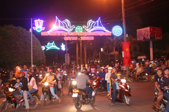 ngày từ rất sớm các tầng lớp nhân dân đã tập trung về Khu vực trung tâm Hành chính huyện Định Quán