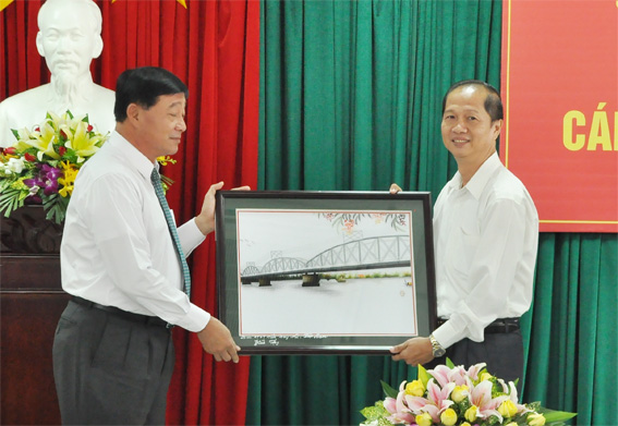 Đại diện Ban An toàn giao thông tỉnh tặng qua cho đoàn Ủy ban An toàn giao thông Campuchia.