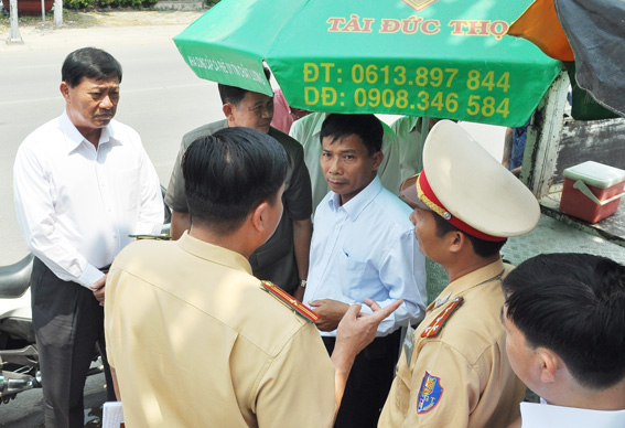  Đoàn Ủy ban An toàn giao thông Campuchia đi khảo sát thực tế xử lý người  tham gia giao thông vi phạm không đội mũ bảo hiểm trên đường Võ Thị Sáu.