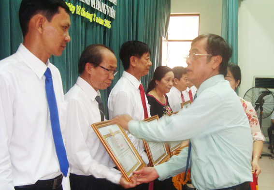 Đồng chí Vy Văn Vũ, Ủy viên Ban TVTU, Chủ tịch Ủy ban MTTQ tỉnh tặng cờ, bằng khen của Tỉnh ủy cho các tập thể, cá nhân đạt thành tích cao trong công tác xây dựng Đảng.