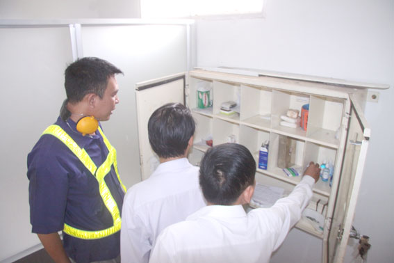 Đoàn kiểm tra tủ thuốc sơ cấp cứu của Công ty Visy Việt Nam (Khu công nghiệp Biên Hòa 2)