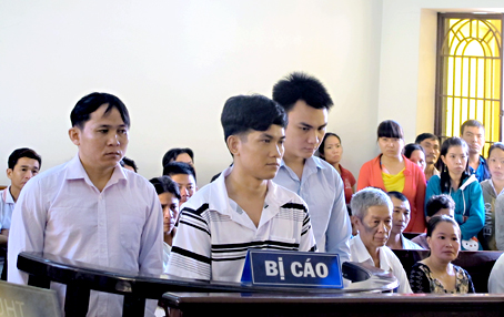 Từ trái qua, các bị cáo: Nguyễn Ngọc Hùng, Nguyễn Tấn Tài, Nguyễn Văn Hòa.