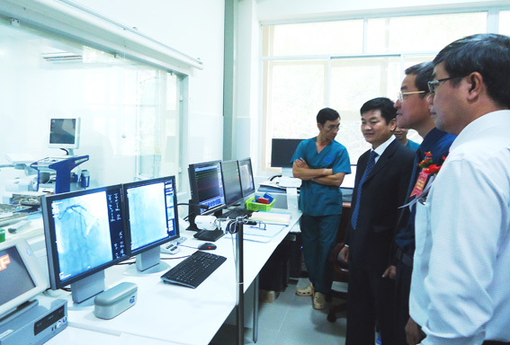 Chủ tịch UBND tỉnh Đinh Quốc Thái tham quan Trung tâm can thiệp tim mạch.