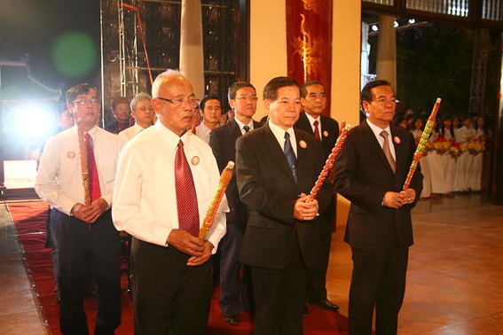 các đồng chí lãnh đạo thực hiện nghi thức dâng hương lên Chủ tịch Hồ Chí Minh và các danh nhân văn hóa đang được thờ phụng tại Văn miếu Trấn Biên.