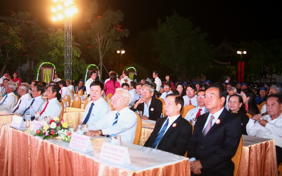 Các đồng chí lãnh đạo tỉnh và các đại biểu khách mời đến dự lễ  