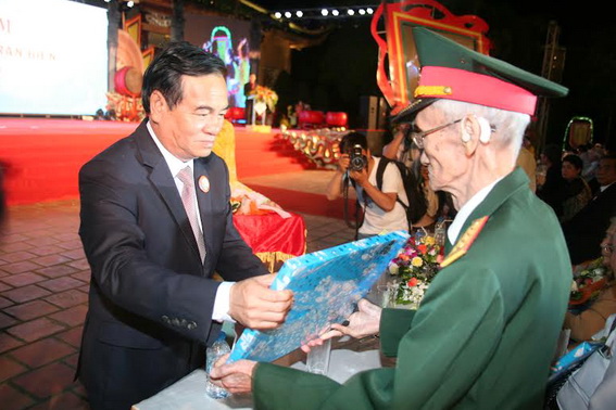 đồng chí Trần Đình Thành, Ủy viên Ban Chấp hành Trung ương Đảng, Bí thư Tỉnh ủy tặng quà và hoa cho Đại tá Lê Bá Ước