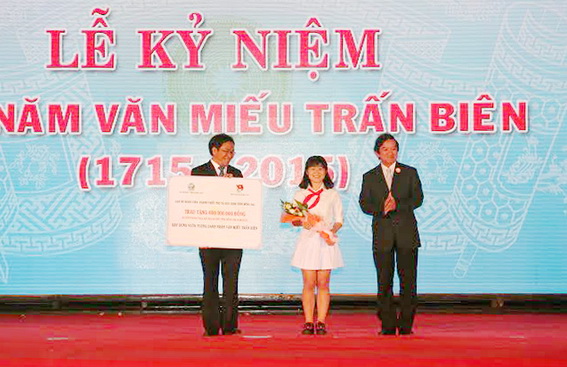 đại diện Trung tâm Văn miếu Trấn Biên nhận bảng tượng trưng số tiền trị giá 600 triệu đồng từ phong trào kế hoạch nhỏ của thiếu nhi Đồng Nai