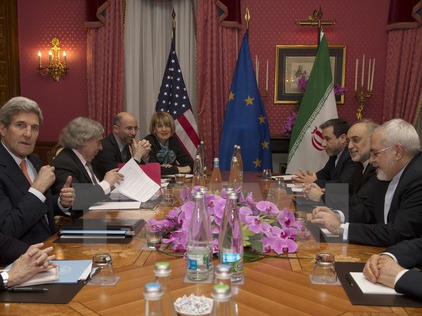 Ngoại trưởng John Kerry (trái) và Ngoại trưởng Javad Zarif (phải) tại bàn đàm phán ở Lausanne ngày 19/3. (Nguồn: AFP/TTXVN)