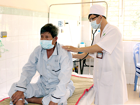Bác sĩ Bùi Văn Thịnh, Trưởng khoa lao B, khám bệnh cho một bệnh nhân lao. Ảnh: N.THƯ