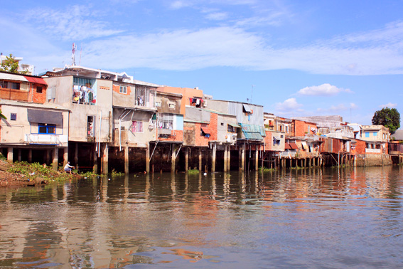 Hiện trạng của bờ sông trước khi cải tạo.