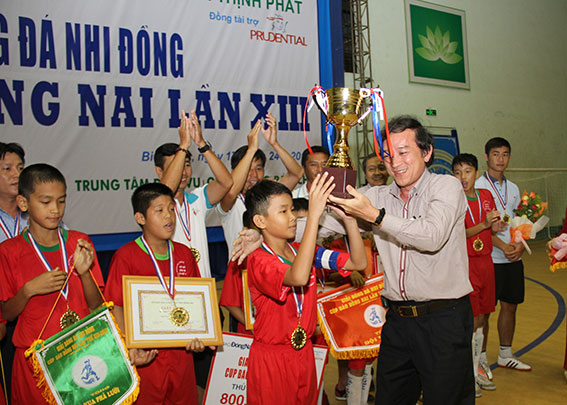 Phó chủ tịch UBND tỉnh Nguyễn Thành Trí trao cúp vô địch cho đội Biên Hòa 1