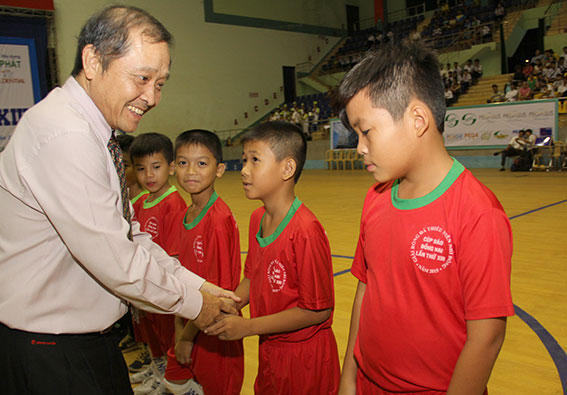 Tổng biên tập Báo Đồng Nai, Trưởng BTC Trần Huy Thanh bắt tay động viên cầu thủ đội bóng Biên Hòa 1