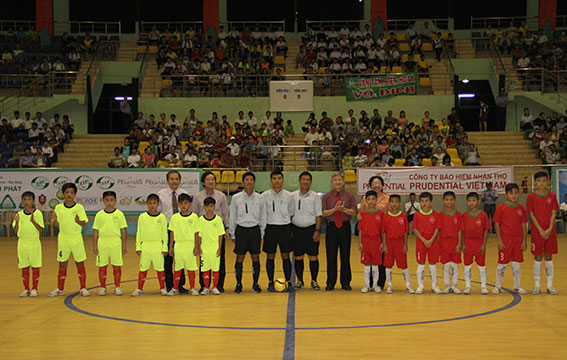Lãnh đạo tỉnh và Ban tổ chức chụp hình lưu niệm với 2 đội bóng trước trận chung kết