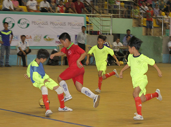 Nguyễn Đức Việt (áo đỏ) tỏa sáng giúp Biên Hòa 1 giành chức vô địch