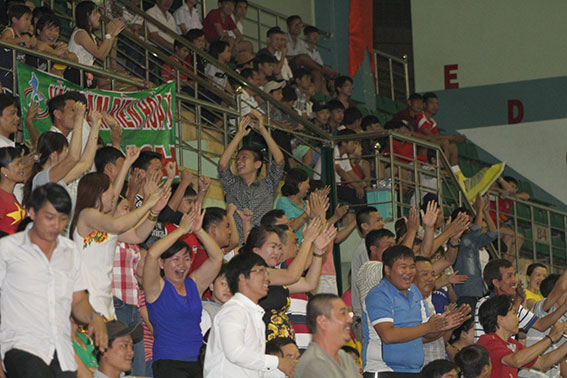 Đông đảo khán giả đến cổ vũ hai đội thi đấu trận chung kết