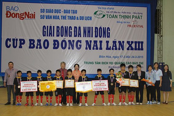 Ban tổ chức trao giải hạng Ba cho đội Nhơn Trạch