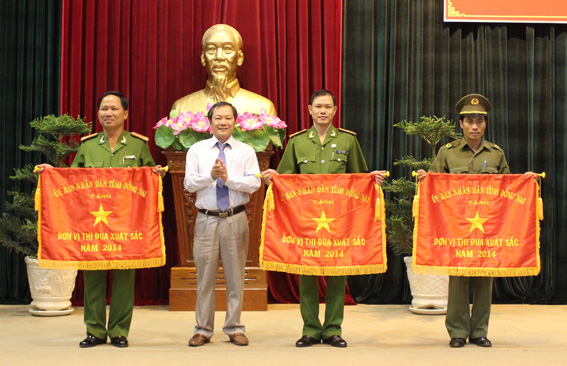 Chủ tịch UBND tỉnh Trần Minh Phúc trao cờ thi đua xuất sắc cho các đơn vị.