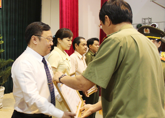  Đại diện Bộ Công an trao bằng khen cho các tập thể đạt thành tích.  