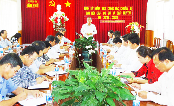 Đồng chí Trần Văn Tư phát biểu tại buổi làm việc với Huyện ủy Tân Phú