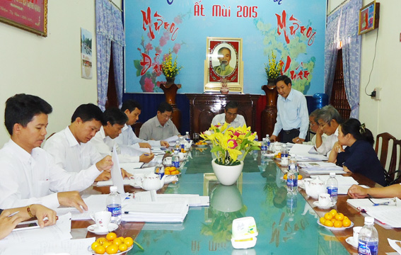 Đồng chí Bùi Xuân Thống, Bí thư Huyện ủy Định Quán báo cáo với đoàn kiểm tra của tỉnh về công tác chuẩn bị đại hội cấp cơ sở và cấp huyện (nhiệm kỳ 2015-2020).