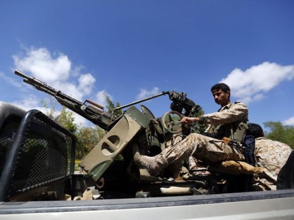 Phiến quân Houthi đang điều khiển súng máy. (Nguồn: Usatoday.com)