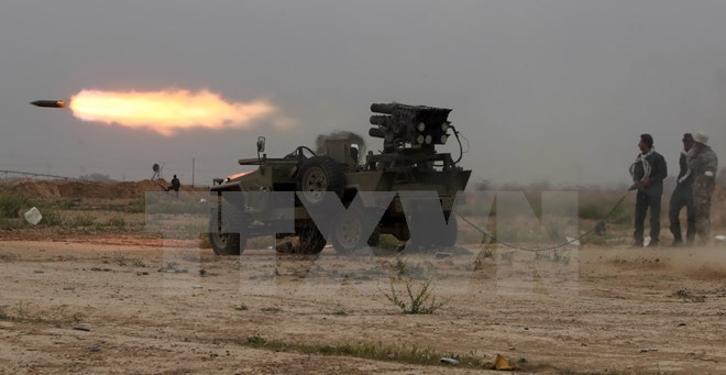 Các lực lượng dân quân người Shiite giao tranh với phiến quân IS tại trung tâm thành phố Tikrit ngày 12/3. (Nguồn: AFP/TTXVN)