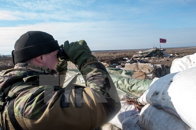 Tay súng ly khai miền Đông Ukraine tuần tra tại làng Frunze thuộc vùng Lugansk ngày 24/3. (Nguồn: AFP/TTXVN)