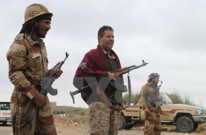 Các thành viên bộ lạc và quân đội trung thành với Tổng thống Yemen Mansour Hadi gác tại căn cứ không quân Al-Anad, phía bắc thành phố Aden. (Nguồn: AFP/TTXVN)