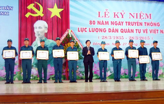 Phó chủ tịch UBND tỉnh Nguyễn Thành Trí trao bằng khen UBND tỉnh cho các tập thể, cá nhân