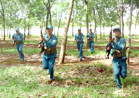 Dân quân tự vệ thường xuyên luyện tập sẵn sàng chiến đấu.