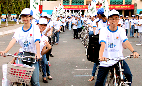 Đoàn viên thanh niên đạp xe cổ động Giờ Trái đất năm 2014.