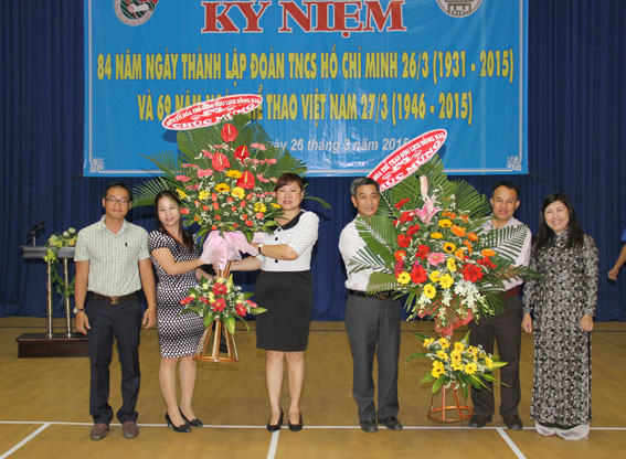 Lãnh đạo Sở Văn hóa thể thao du lịch tặng lẵng hoa cho 2 đơn vị Trung tâm TDTT tỉnh và Trường phổ thông năng khiếu thể thao tỉnh tại lễ kỷ niệm.