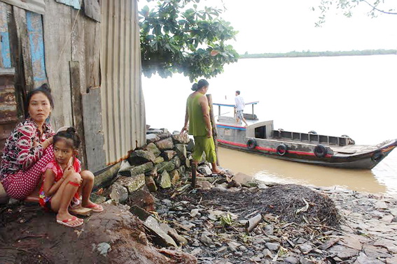 Khu vực ven sông xã Phước Khánh (huyện Nhơn Trạch) bị sạt lở nhiều trong mùa mưa.
