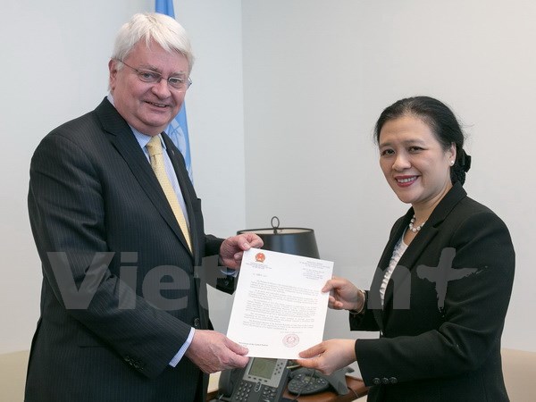 Đại sứ Nguyễn Phương Nga trao công hàm thông báo Việt Nam sẽ tham gia vào UNSAS cho Phó Tổng Thư ký Hervé Ladsous. (Ảnh: Lê Dương/Vietnam+)