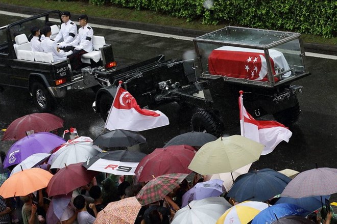 Người dân Singapore bấp chấp cơn mưa đưa tiên linh cữu cố Thủ tướng Lý Quang Diệu. (Nguồn: Getty)