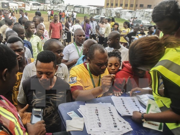Cử tri Nigeria đăng ký bỏ phiếu tại điểm bầu cử ở Port Harcourt ngày 28/3. (Ảnh: AFP/TTXVN)