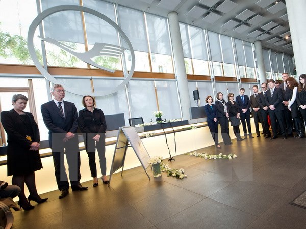 Nhân viên Hãng hàng không Lufthansa tưởng niệm các nạn nhân trong vụ rơi máy bay Airbus A320. (Ảnh: AFP/TTXVN phát)