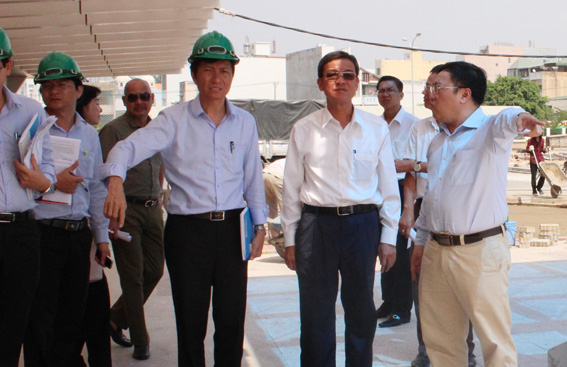  Chủ tịch UBND tỉnh Đinh Quốc Thái kiểm tra tiến độ hoàn thiện của Bệnh viện đa khoa Đồng Nai mới.  