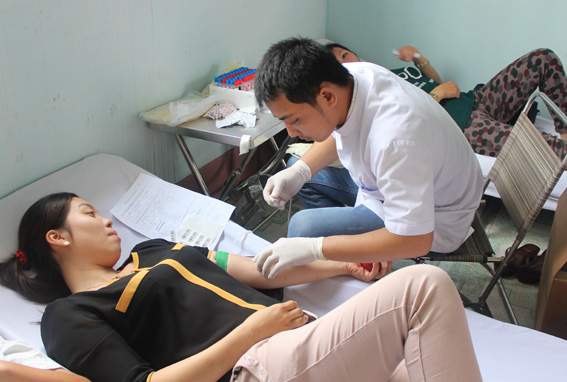 Người dân tham gia hiến máu tình nguyện tại huyện Thống Nhất