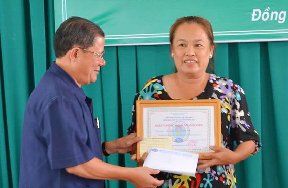 Lãnh đạo Quỹ trợ vốn phát triển hợp tác xã  tỉnh Đồng Nai trao giấy chứng nhận thành viên của quỹ. 