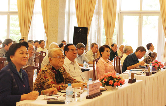 Các đồng chí lãnh đạo Tỉnh ủy, UBND tỉnh tham dự hội nghị.