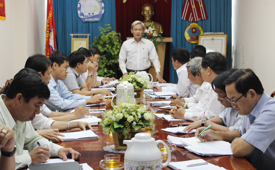  Phó chủ tịch UBND tỉnh Nguyễn Phú Cường phát biểu chỉ đạo tại cuộc họp.