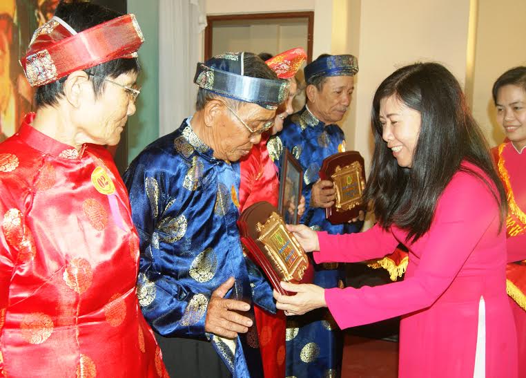 Phó giám đốc Sở VHTT-DL Lưu Thị Phượng trao biểu trưng cho các đôi vợ chồng cao tuổi hạnh phúc bền vững tiêu biểu