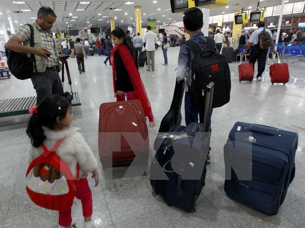Người nước ngoài sơ tán tại sân bay quốc tế Sanaa. (Ảnh: AFP/TTXVN)