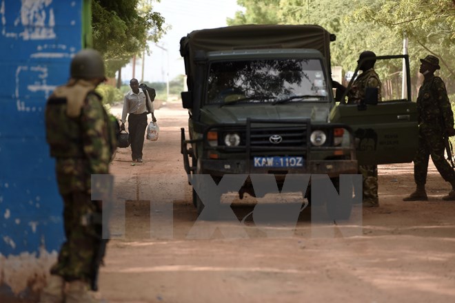 Lực lượng an ninh Kenya làm nhiệm vụ tại trường đại học Moi ở Garissa. (Nguồn: AFP/TTXVN)