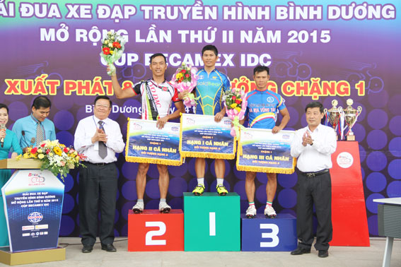 Ban tổ chức trao giải cho 3 tay đua giành thứ hạng cao giải hạng A