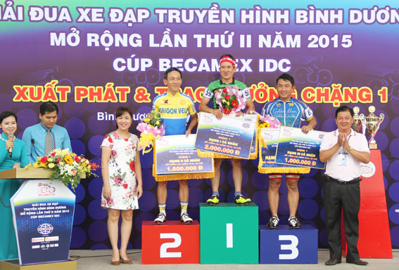 Ban tổ chức trao giải cho 3 tay đua giành thứ hạng cao giải hạng B (16-55 tuổi)