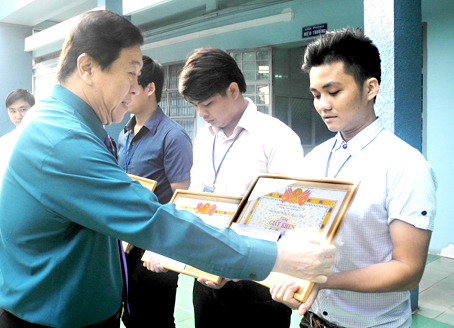Chủ tịch Hội đồng Quản trị, hiệu trưởng Trường đại học Lạc Hồng, NGND, tiến sĩ Đỗ Hữu Tài trao thưởng cho cho những tấm lòng hiến máu cứu người.