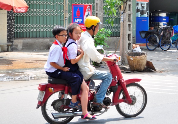 Người điều khiển xe gắn máy không đội mũ bảo hiểm có cài quai đúng quy cách cho trẻ em ngồi trên xe từ 6 tuổi trở lên sẽ bị phạt tiền từ 100.000 - 200.000 đồng/lần vi phạm.